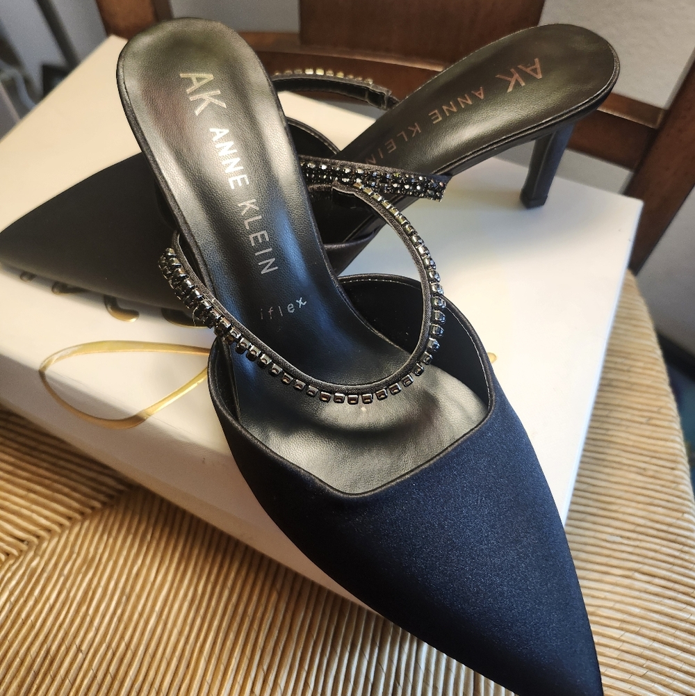 💖💖💖Anne Klein Black Satin Pointed Toe Heeled Mules💖💖💖